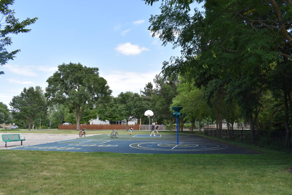 Braeburn Park and Preserve displaying an outdoor basketball court.