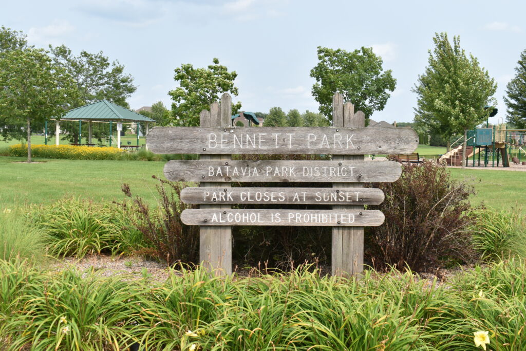 Bennett Park sign displaying hours.