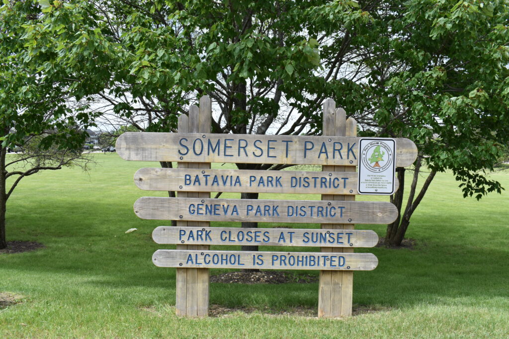 Somerset Park sign saying park name and hours.